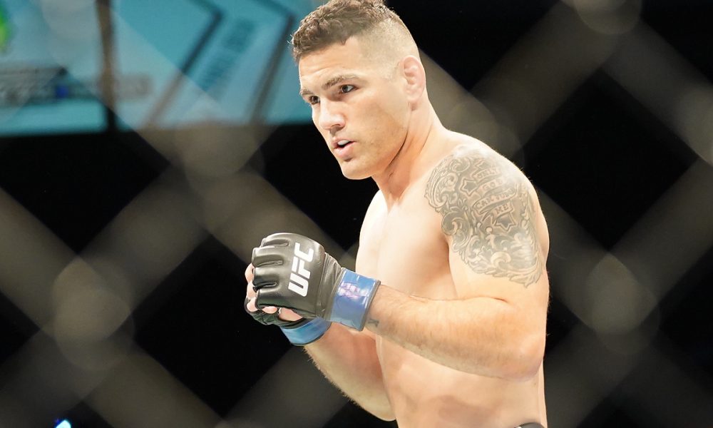 Incrível! Chris Weidman volta a andar 20 dias após fratura na perna; veja