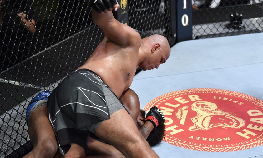 Marcos ‘Pezão’ inova e usa a luta agarrada para vencer no UFC Vegas 26