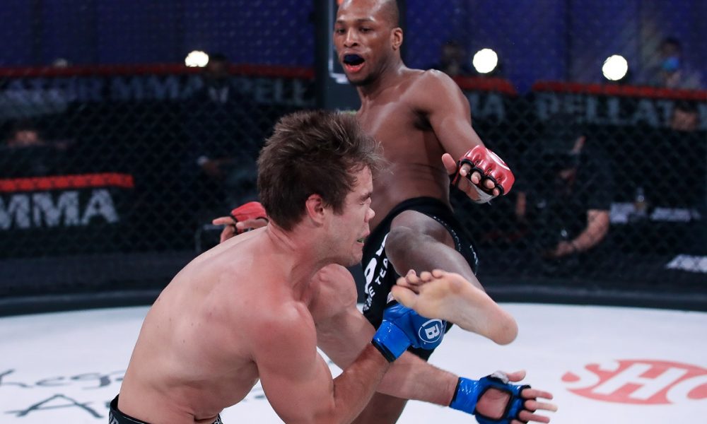 Estrela do Bellator aplica um chute alto e afunda nariz de adversário; veja