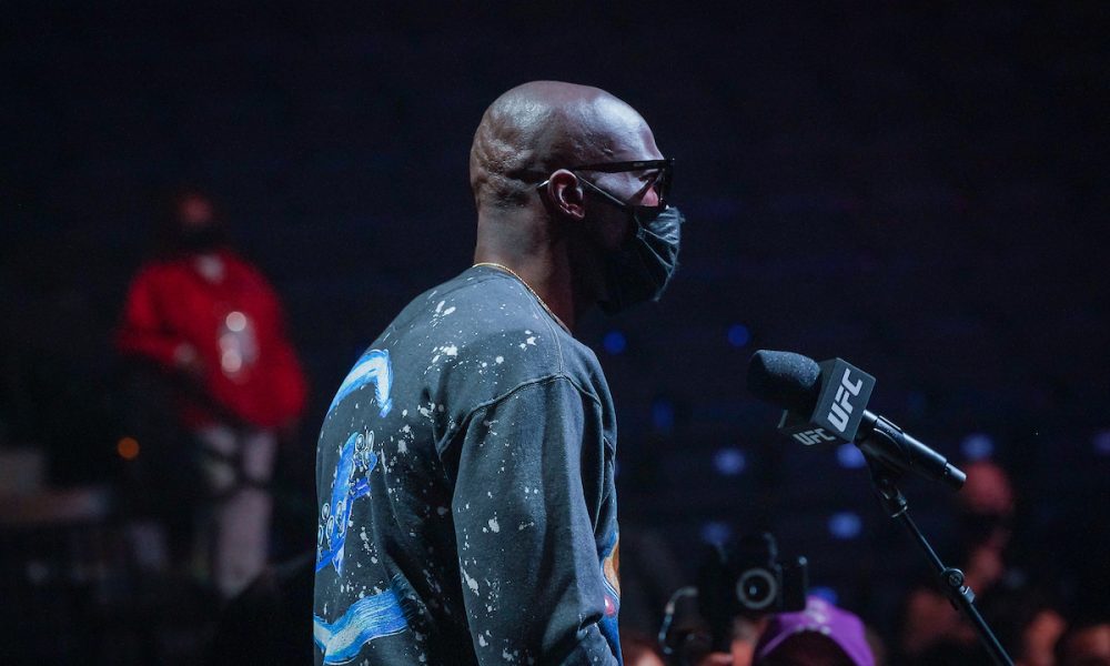 Astro da NFL leva knockdown, mas consegue boa apresentação em estreia no boxe