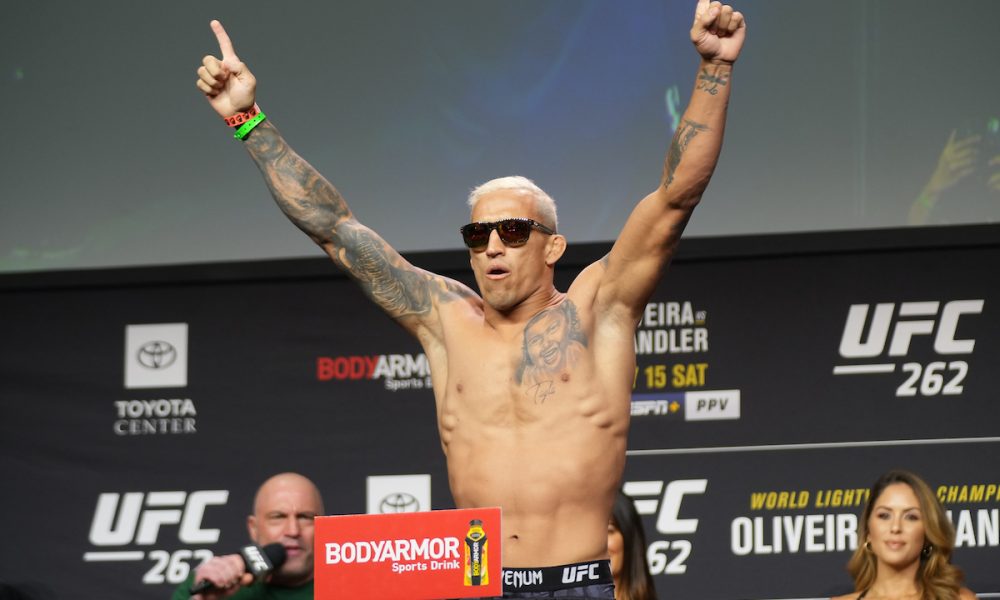 Charles ‘Do Bronx’ toma 2ª dose de vacina contra COVID-19 nos EUA e comemora