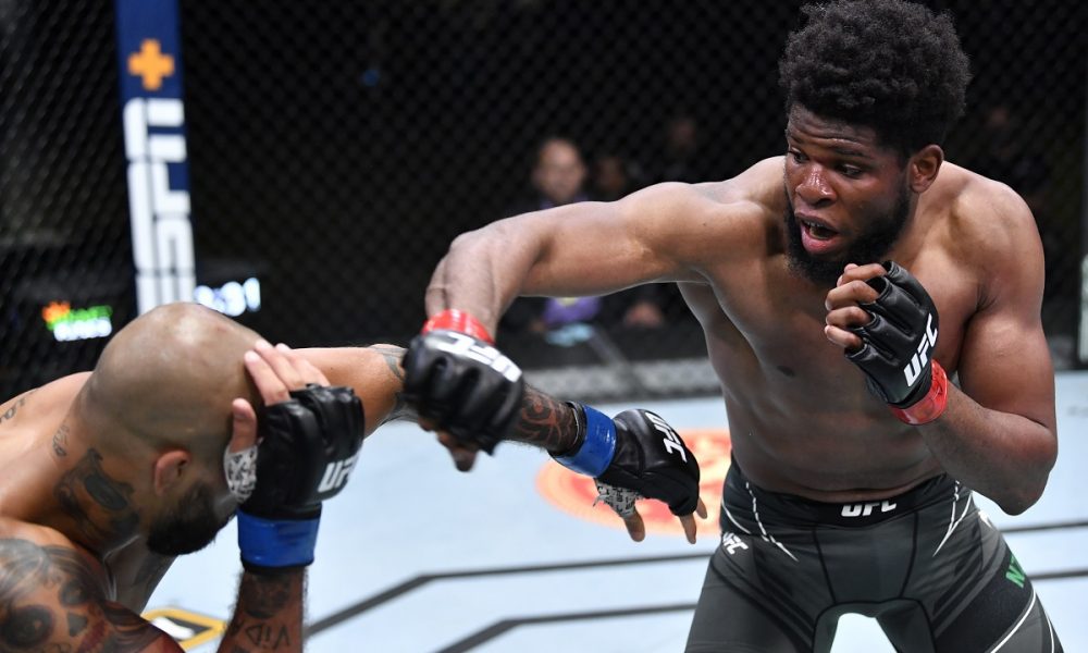 Cena inusitada! Coquilha de lutador brasileiro do UFC sai do lugar; veja