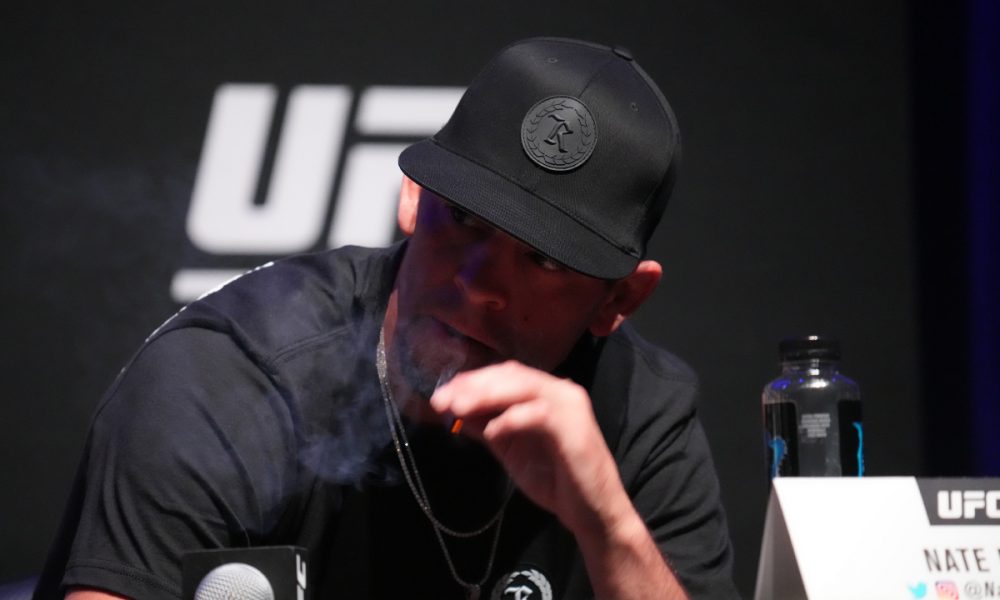 Polêmica! Nate Diaz rouba a cena ao fumar na coletiva do UFC 263