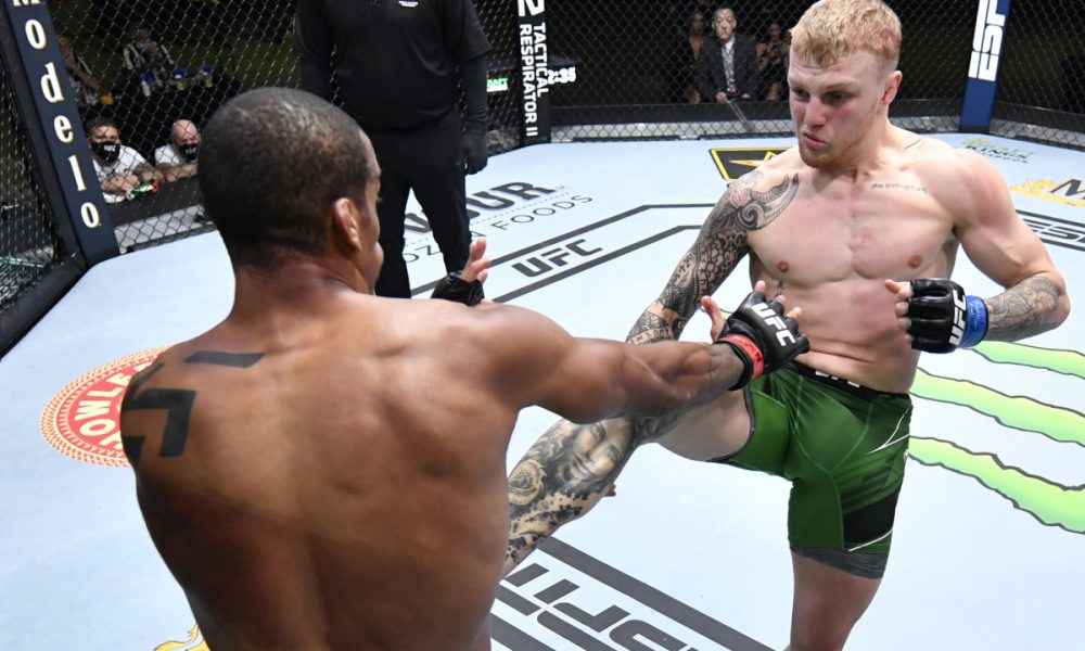 ‘Nuguette’ pega 180 dias de suspensão médica após dedada no olho no UFC Vegas