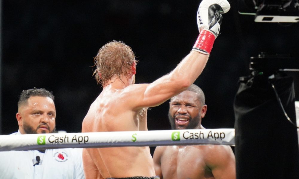 Floyd Mayweather domina Logan Paul, mas luta termina sem vencedor