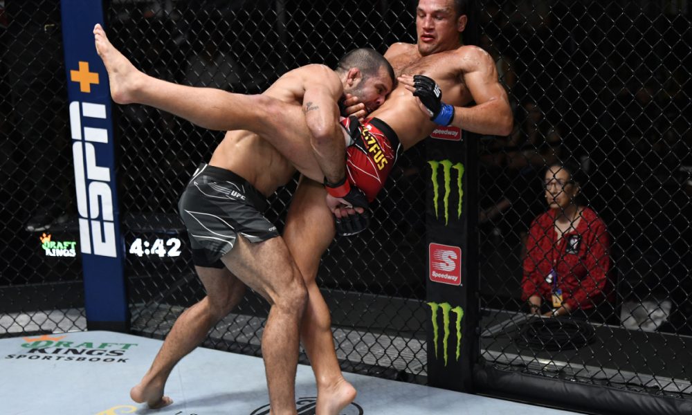 Rodolfo Vieira finaliza no último round e volta a vencer no UFC