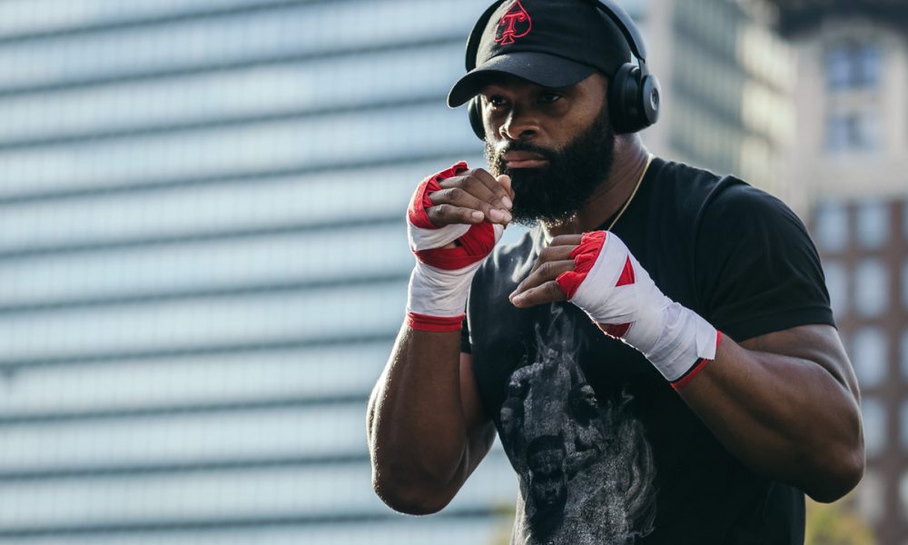 Tyron Woodley negocia luta de boxe com irmão de Tyson Fury, diz site