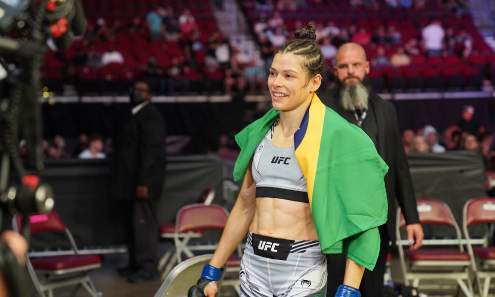 Após vitória no UFC 265, Melissa Gatto revela cobrança por melhora: “Queria ter feito mais”