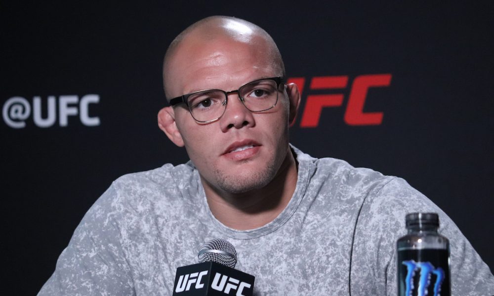 Ex-desafiante ao título do UFC critica atuações de Glover e Prochazka: “Terríveis”