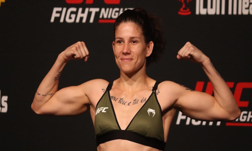 Karol Rosa vence adversária no UFC 280 e se recupera no peso-galo