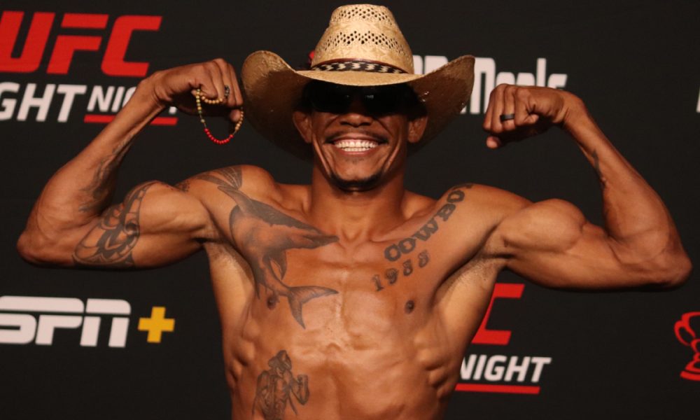 Alex ‘Cowboy’ rebate provocação de rival ao melhor estilo peão; veja