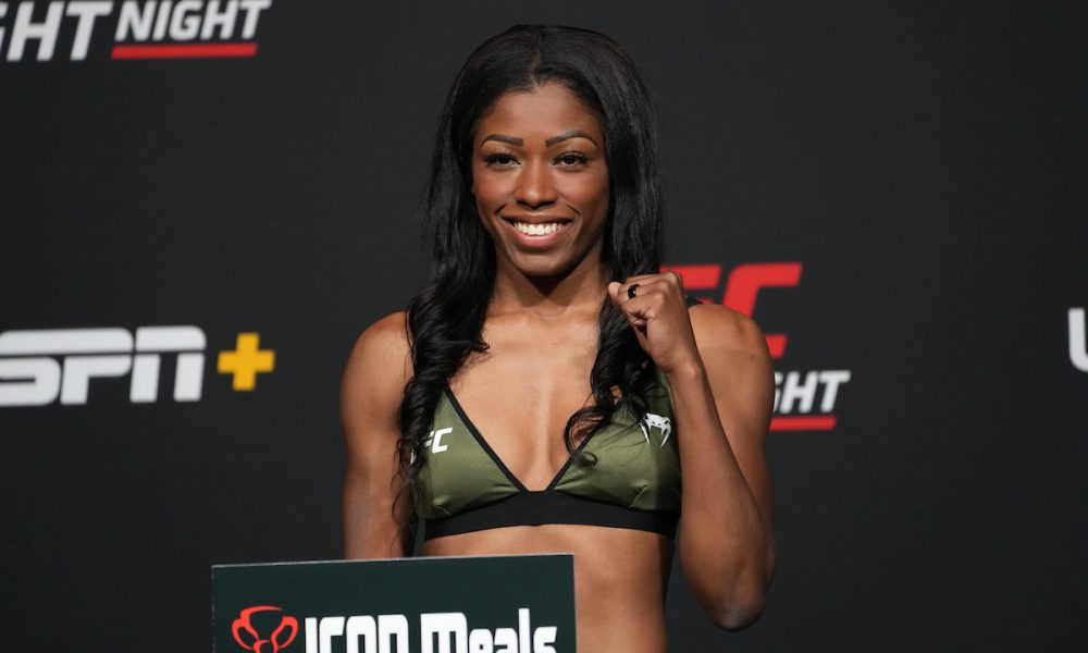 Lutadora do UFC vai de penetra em festa de aniversário de Anitta e ganha elogios