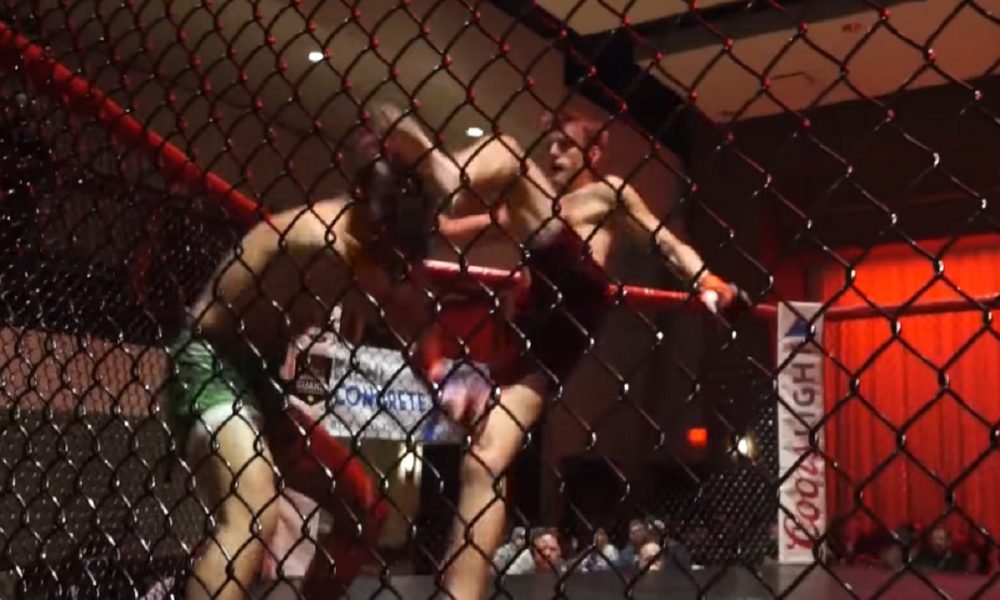 Imagem forte! Lutador fratura tornozelo ao acertar chute na cabeça de rival; veja