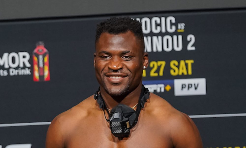 Futebol vs MMA! Ngannou derruba goleiro do Manchester United durante brincadeira; veja