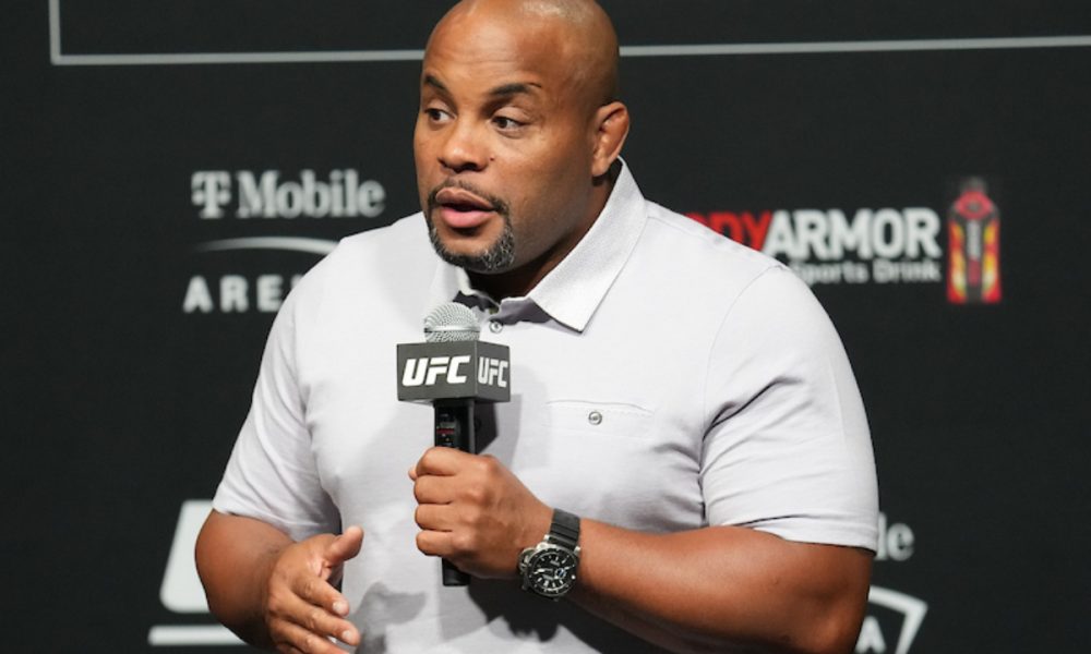 Rival histórico, Cormier projeta subida de Jones aos pesados: “Fará a divisão crescer”