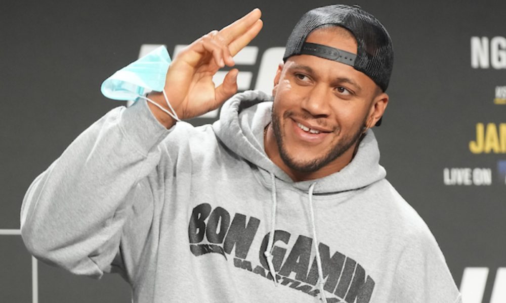 Ciryl Gane participa de jogo de futebol e brinca sobre possível pênalti cometido; veja