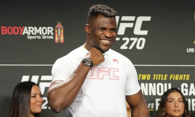 Francis Ngannou posa para fotos durante coletiva de imprensa