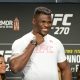 Francis Ngannou posa para fotos durante coletiva de imprensa