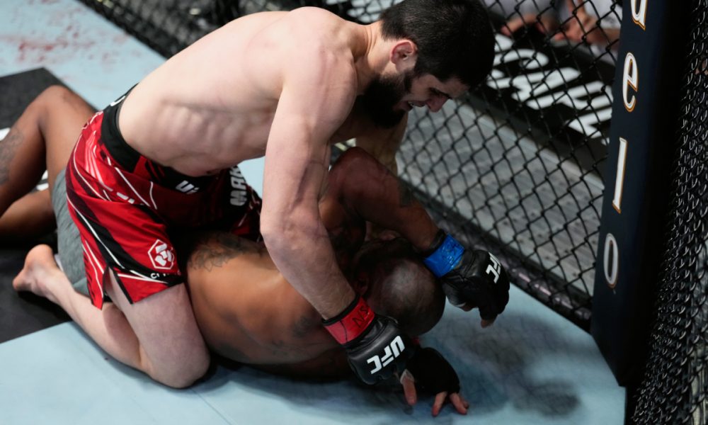 Islam Makhachev nocauteia e pede por disputa de título do UFC