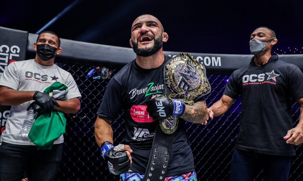 COVID-19, lesão e dor! John Lineker exalta superação para conquistar título do ONE