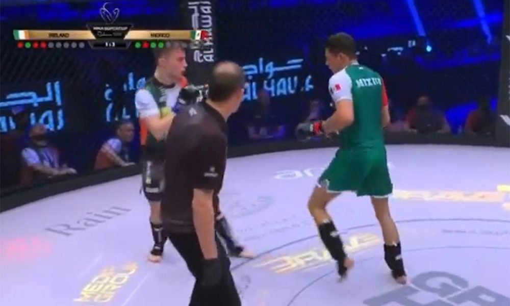 Lutador aplica knockdown em árbitro após cambalhota no octógono; veja