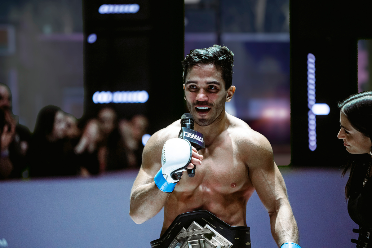 Luiz Rocha dando entrevista após duelo no Karate Combat