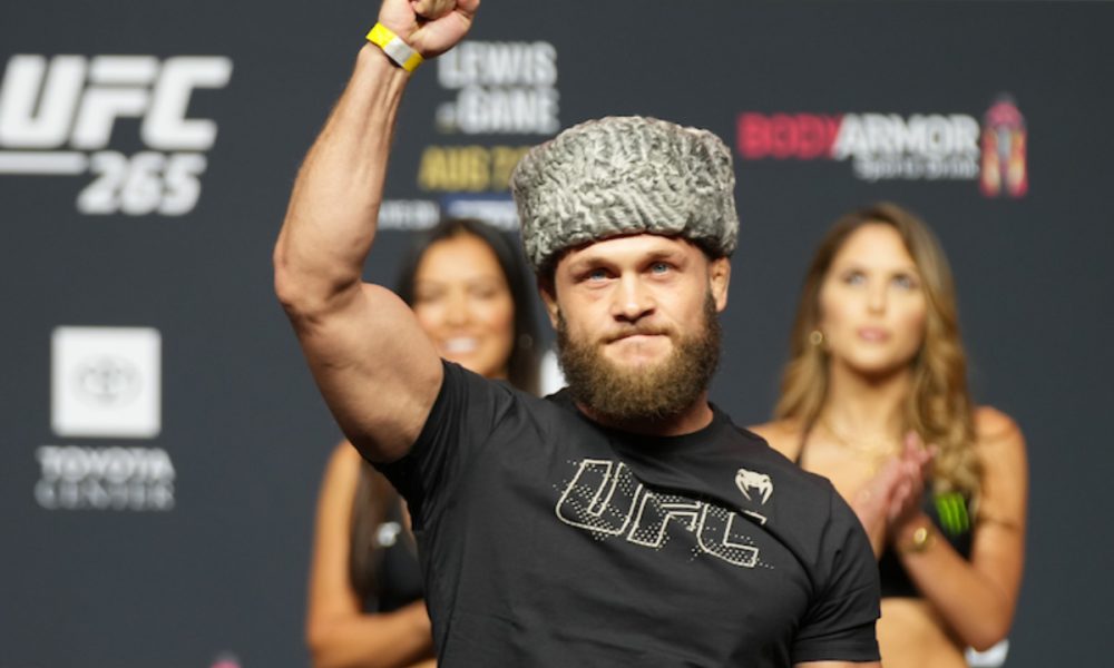 UFC Baku: Estratégico, Rafael Fiziev vence promessa chilena e defende posição no ranking