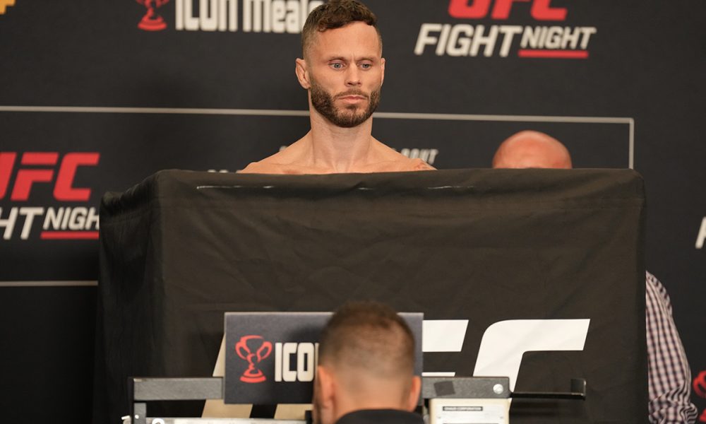 Atleta que ofendeu brasileiros não bate o peso para luta no UFC