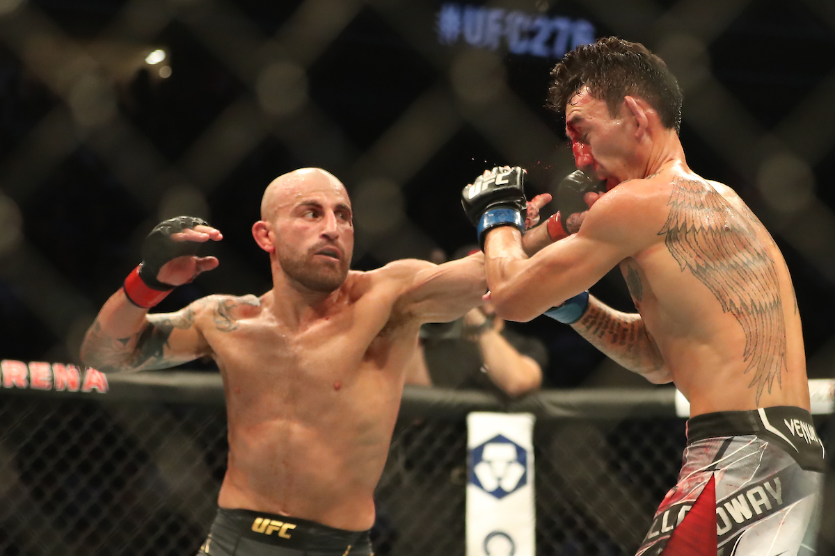 Alexander Volkanovski acerta jab de esquerda em Max Holloway