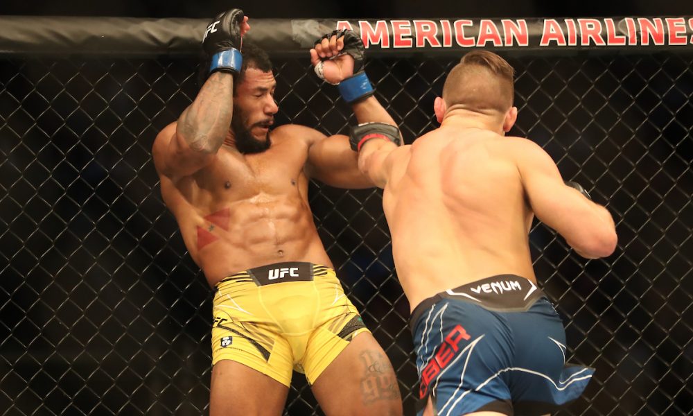 Em duelo animado, Rafael Alves é nocauteado por Drew Dober no UFC 277