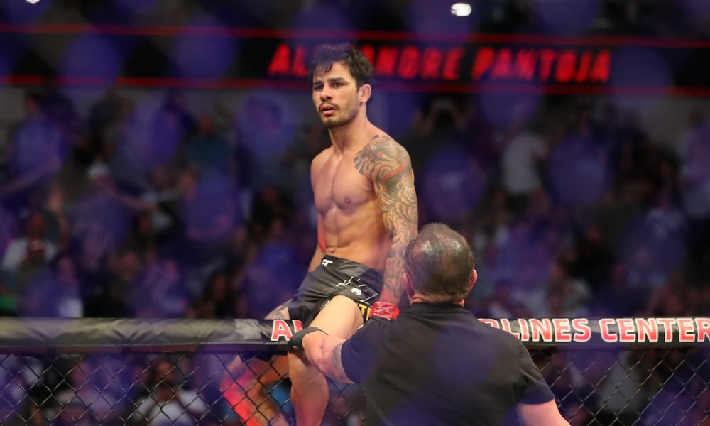 Pantoja tem atuação dominante, finaliza rival e pede para lutar pelo título do UFC