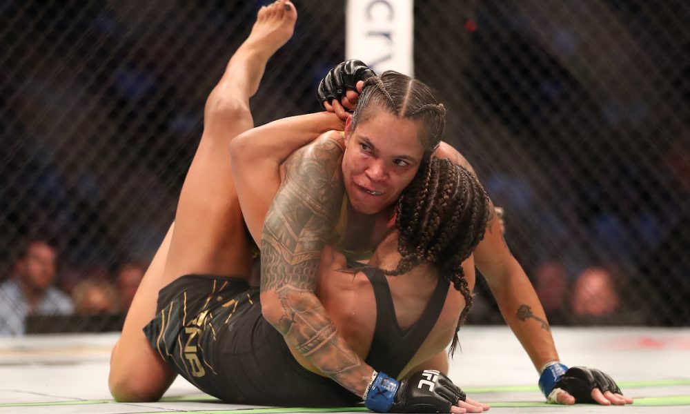 Amanda Nunes se vinga de Julianna Peña e reconquista cinturão dos galos