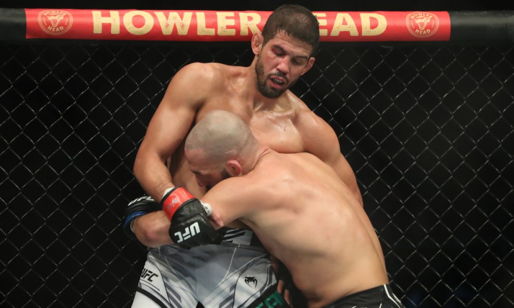 Leo Santos é controlado por Gordon e perde terceira luta seguida no UFC