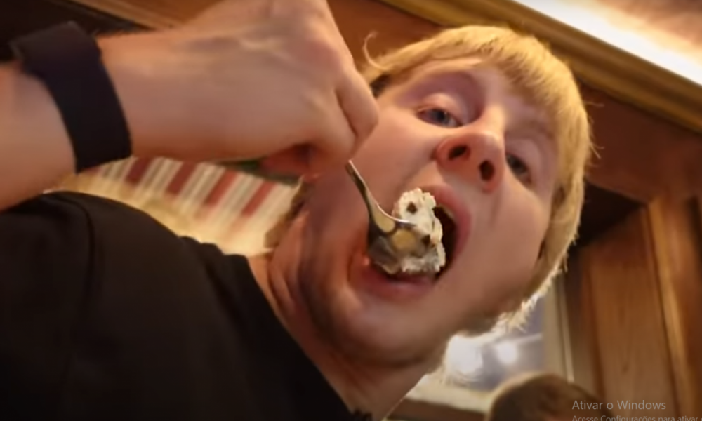 Faminto! Paddy Pimblett ‘faz a limpa’ em bar de Conor McGregor; veja