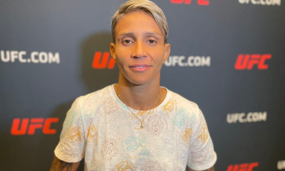 Amanda Lemos celebra escalação para main event do UFC Vegas 64