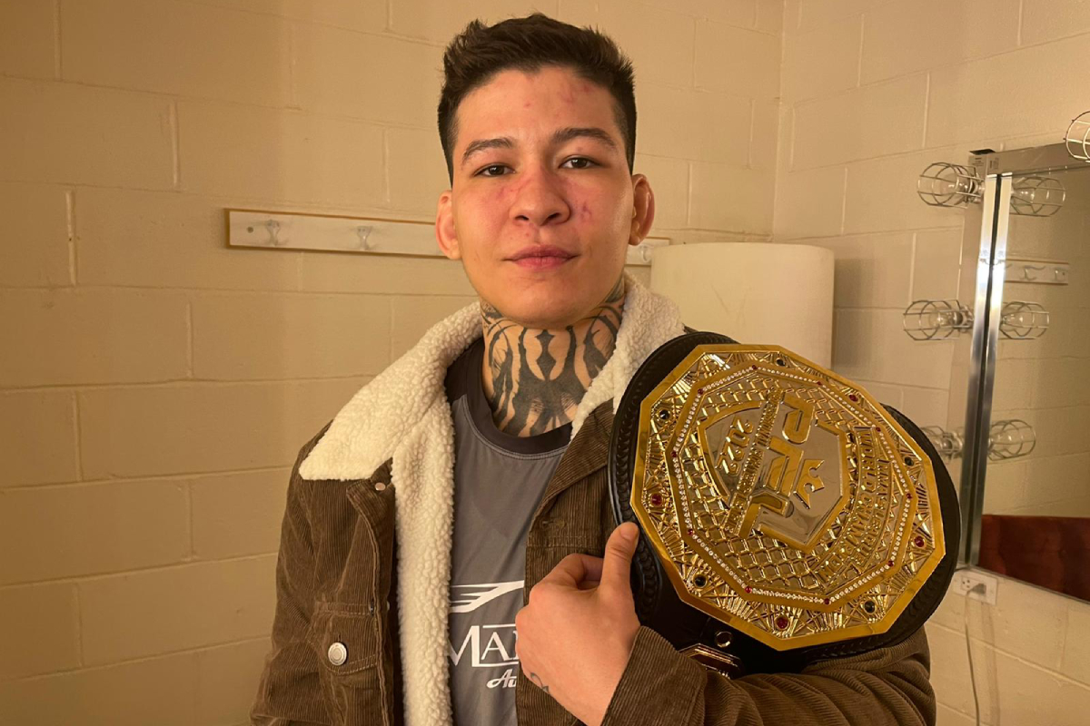 Larissa Pacheco exibe cinturão da PFL conquistado no fim de 2022