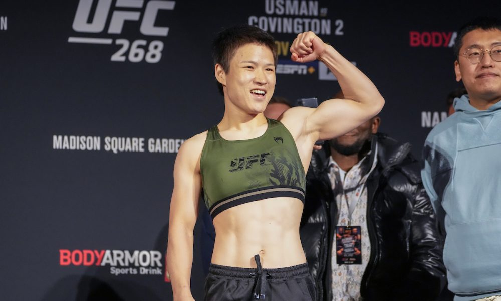 Peso-palha Zhang Weili levanta campeão dos pesados Francis Ngannou; veja