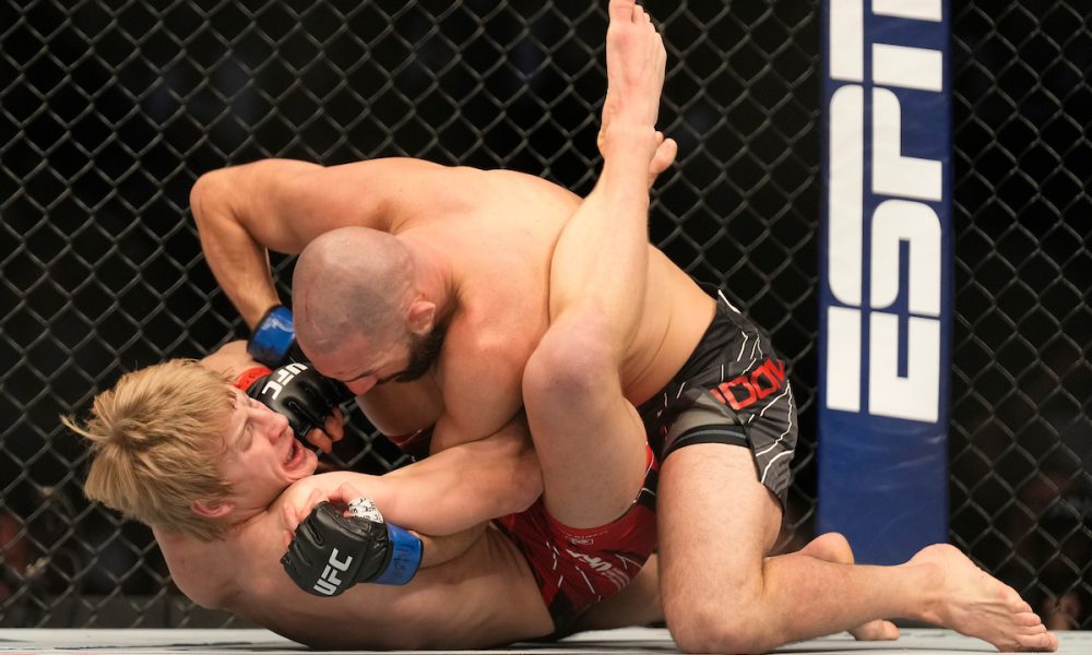 Árbitro do UFC quebra o silêncio e explica pontuação polêmica de luta