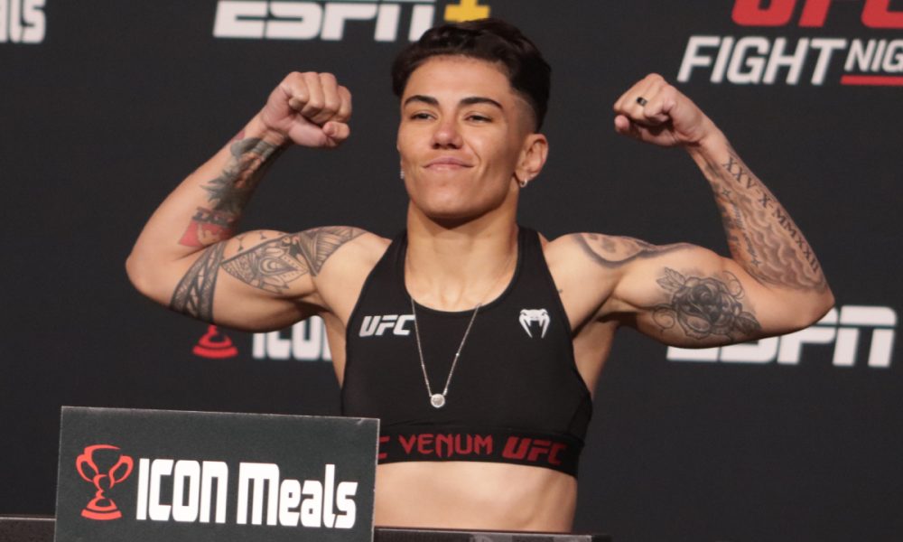 Jéssica Bate-Estaca se pesa abaixo do limite e confirma luta principal em Las Vegas