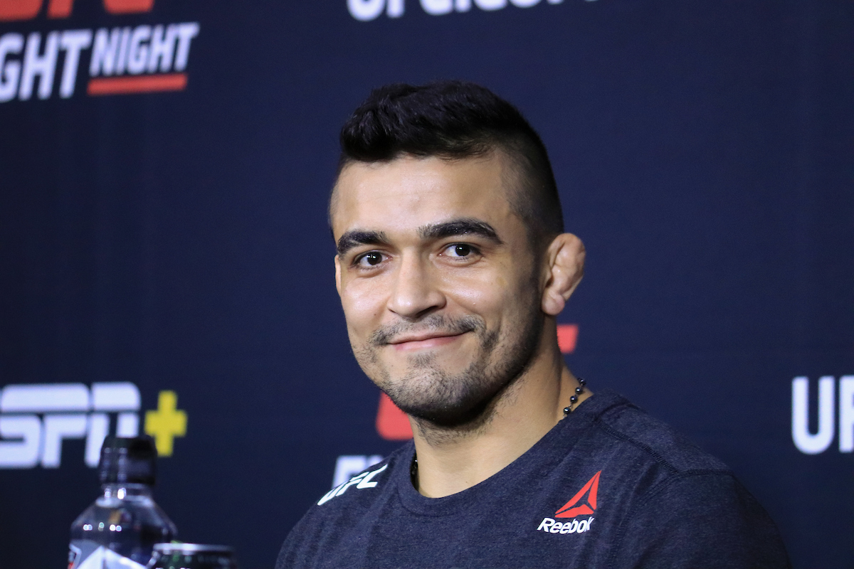 André Sergipano sorri na coletiva de imprensa após o UFC Vegas 9.