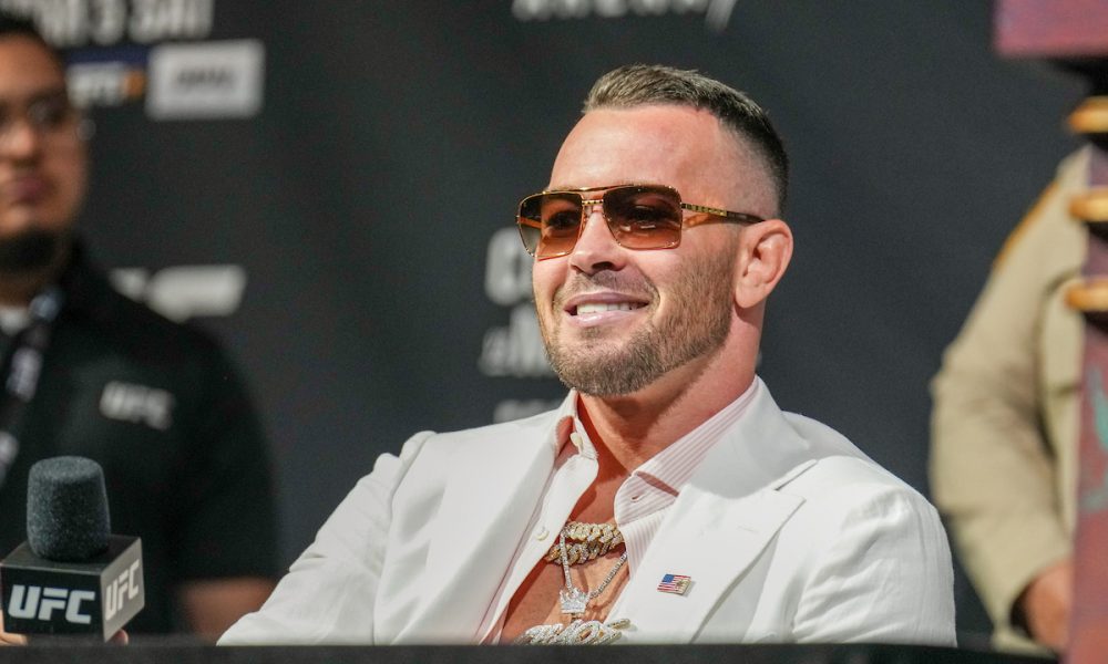 Colby Covington sorrindo durante coletiva de imprensa do UFC 272.