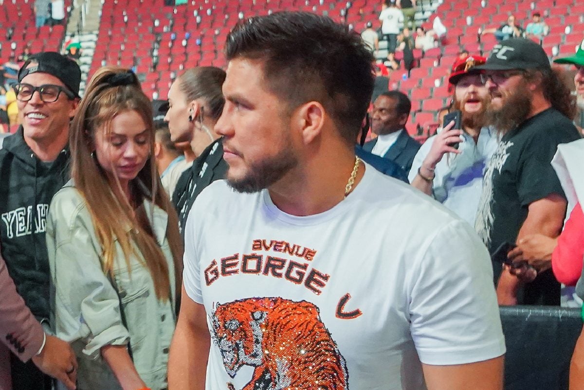 Henry Cejudo marca presença em um evento durante o período em que estava aposentado do MMA.