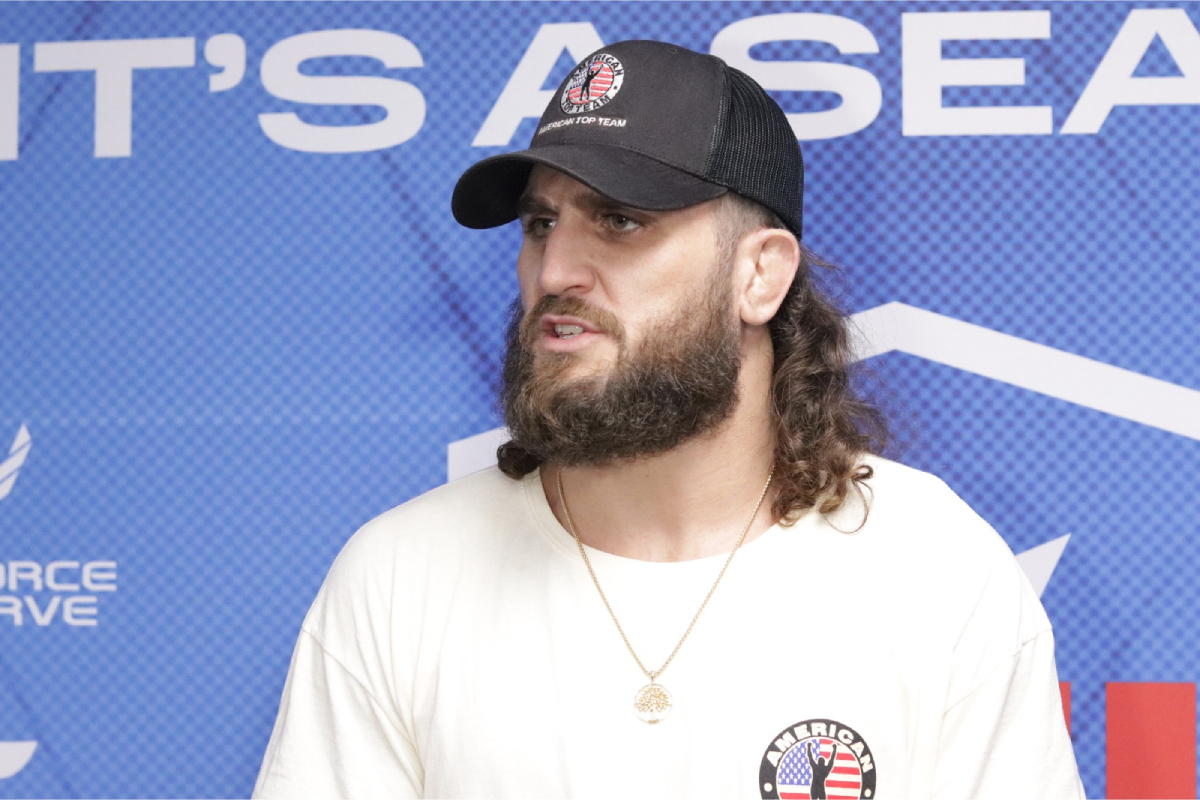 Joshua Silveira conversa com a imprensa antes de sua estreia no torneio dos meio-pesados da temporada 2023 do PFL.