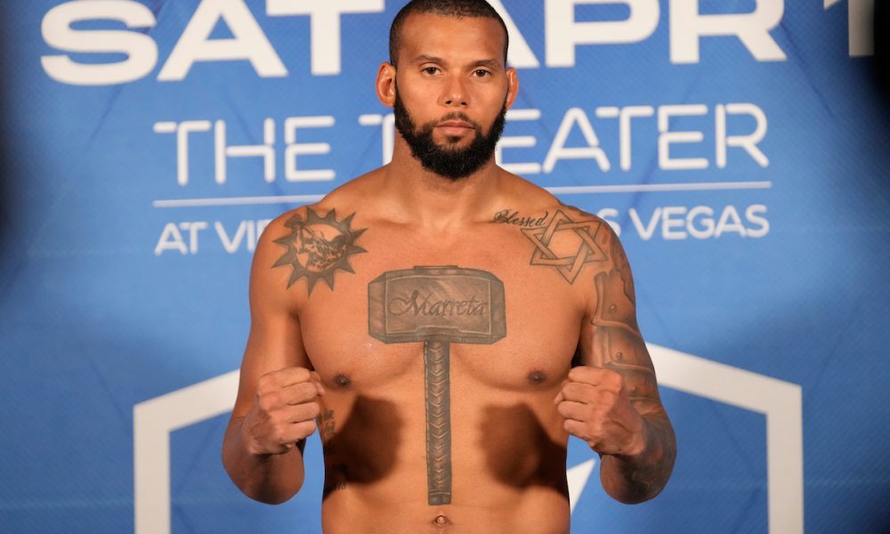 Thiago Marreta na pesagem do evento inaugural da PFL 2023, antes de sua estreia pela liga.