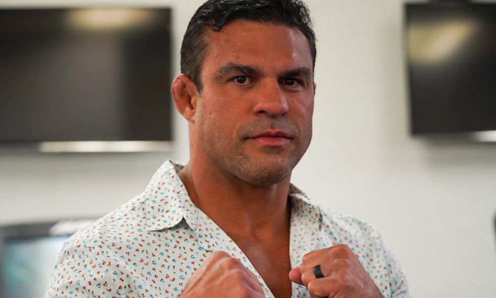 Vitor Belfort nos bastidores do evento liderado por Floyd Mayweather e Logan Paul.