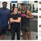 Arnold Schwarzenegger cercado por Francis Ngannou e Mekhi Becton em Los Angeles.
