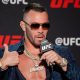 Durante media day do UFC, Colby Covington usa óculos escuros e cordões de prata