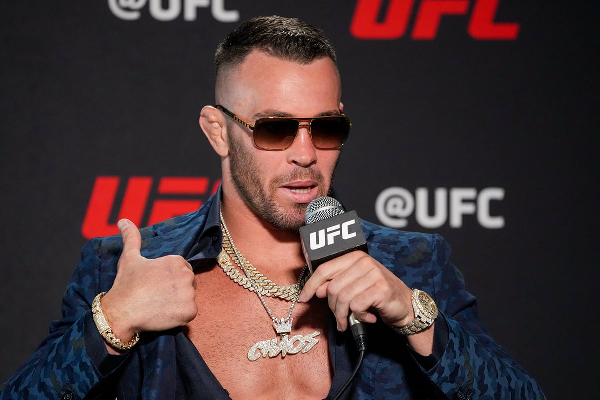 Durante media day do UFC, Colby Covington usa óculos escuros e cordões de prata
