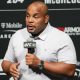 Daniel Cormier com o microfone do UFC em mãos durante evento promovido pela liga
