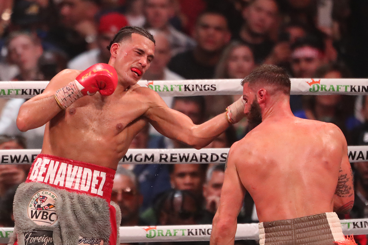 Davi Benavidez acerta soco de esquerda no rosto de Caleb Plant